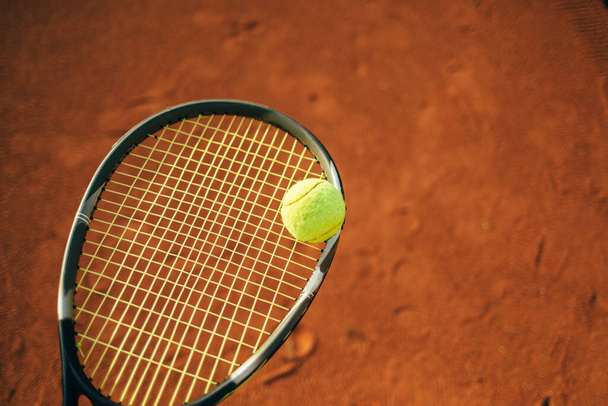 Close up de bola de tênis e raquete na quadra de barro - Foto, Imagem