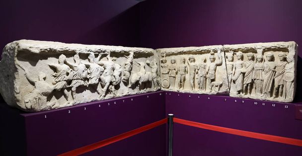 Fries des Hadrianstempels im Ephesus Museum, Stadt Selcuk, Stadt Izmir, Türkei - Foto, Bild