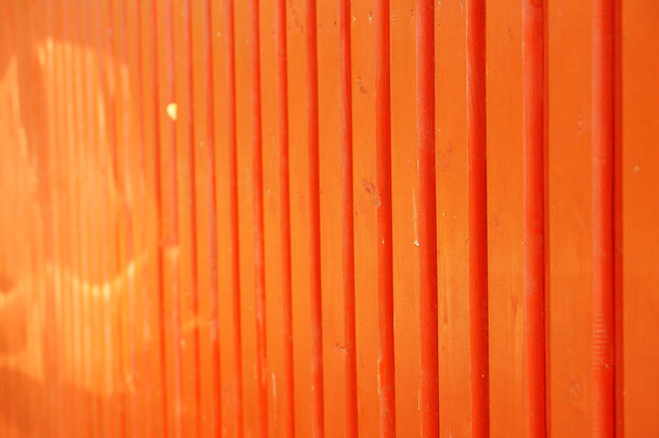 A closeup of the orange-colored fence captured during the daytime - Foto, imagen