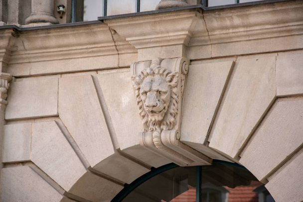 A lion head arch on a building from the city of Cottbus in Brandenburg, Germany - Fotoğraf, Görsel