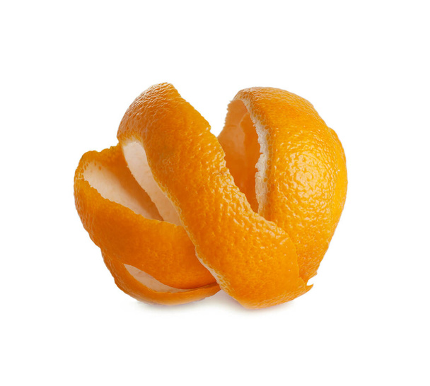 cáscara de naranja espiral retorcida aislada sobre un fondo blanco - Foto, imagen