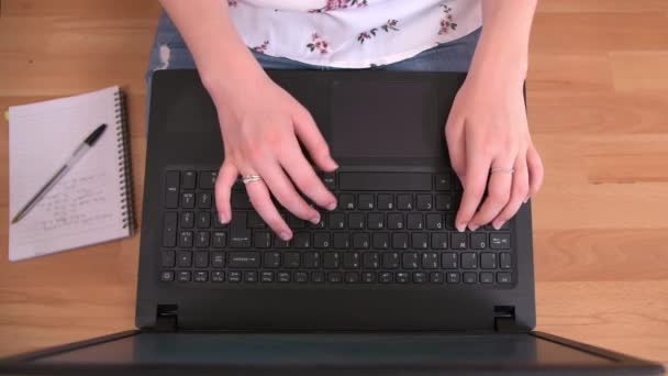 Person, die auf dem Holzboden sitzt und von zu Hause aus mit Laptop arbeitet - Filmmaterial, Video