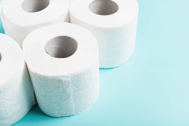 Weißes Toilettenpapier in Nahaufnahme auf blauem Hintergrund, - Foto, Bild