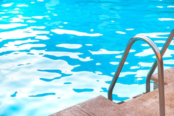 Escadas de metal de uma piscina de água salgada em um dia de verão. - Foto, Imagem