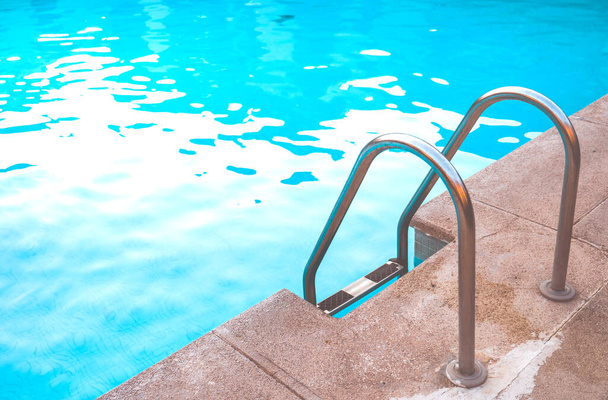 Escaliers en métal d'une piscine d'eau salée un jour d'été. - Photo, image