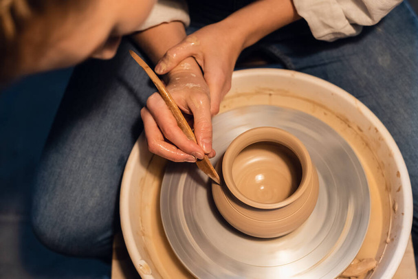 leçon à l'école de poterie, sculpter un pot, plan rapproché. - Photo, image