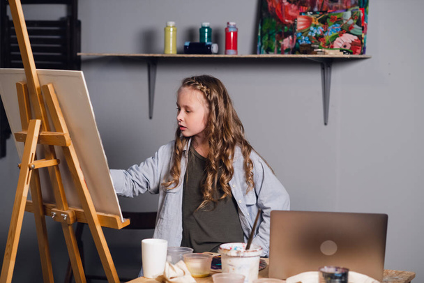 nuori naispuolinen taidekoulun opiskelija opiskelee verkossa etänä internetin kautta. - Valokuva, kuva