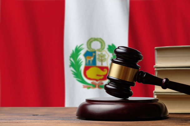 Концепция правосудия и суда в Республике Перу. Судья молоток на фоне флага. - Фото, изображение