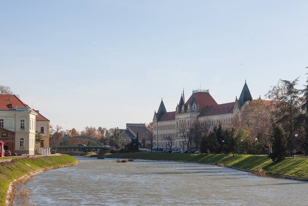 Zrenjanin Adliyesi, Adalet Sarayı, veya Palata Pravde, Zrenjanin 'in merkezinde Bega Begej nehrinin yanındaki bir Avusturya Macar binası. Zrenjanin, Sırbistan 'ın Voyvodina eyaletinin büyük bir kenti. - Fotoğraf, Görsel