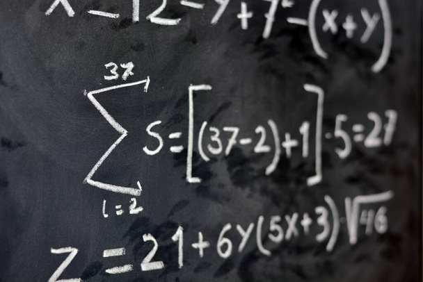 wiskunde feiten handgeschreven met krijt op schoolbord - Foto, afbeelding