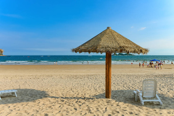 ξαπλώστρες και καταφύγια σε μια παραλία - Φωτογραφία, εικόνα