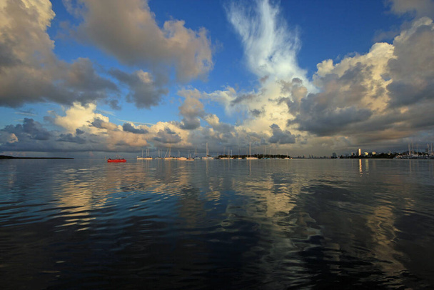 Summer cloudscape felett horgonyzott vitorlások Key Biscayne, Florida reggel. - Fotó, kép