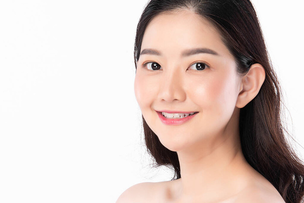 Hermosa mujer asiática joven con piel limpia fresca, sobre fondo blanco, cuidado facial, tratamiento facial. Cosmetología, belleza y spa. Retrato de mujeres asiáticas - Foto, Imagen