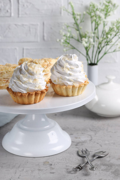 mini cake basket with meringue cream - Foto, Bild