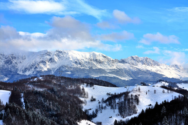 Un hermoso paisaje con montañas Bucegi en invierno - Foto, imagen