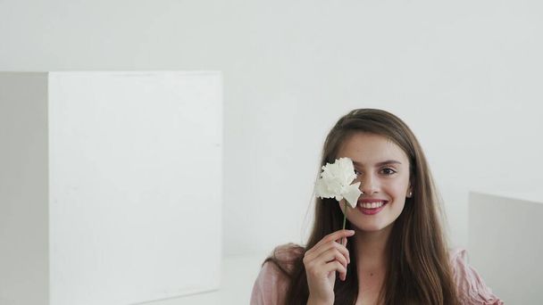 Attraktive schöne junge Frau Modell mit Blumen suchen und posieren vor der Kamera - Foto, Bild