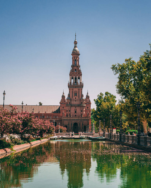 SEVILHA, SPAIN - Jul 30, 2020: Plaza de Espana in hot summer,  built on 1928, it is one example of the Regionalism Architecture mixing Renaissance and Moorish styles. - Foto, immagini