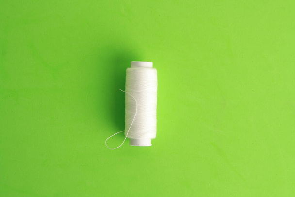 An overhead shot of a white sewing thread - Foto, Bild