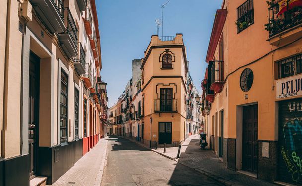 SEVILLE, SPAIN - Jul 30, 2020: Streets of the city center with more than 40 degrees and during covid-19 - Foto, immagini