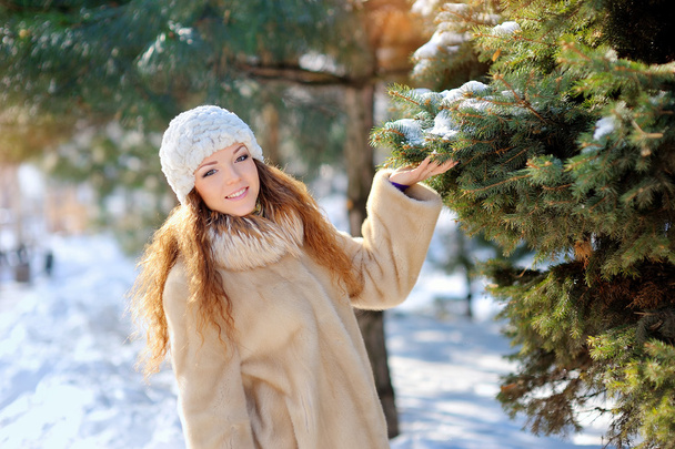 menina bonita na rua perto da árvore de Natal no inverno
 - Foto, Imagem