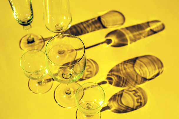 copos de vinho em uma mesa ensolarada elenco sombras - Foto, Imagem