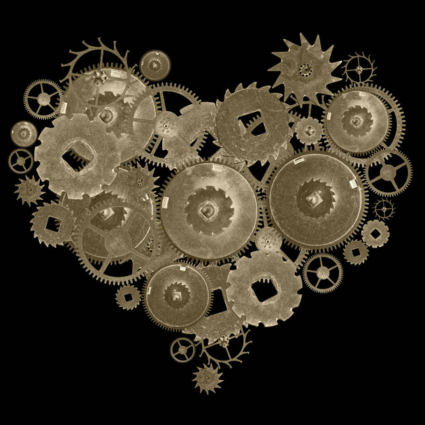 símbolo de forma de coração de antigas engrenagens de latão isolado no fundo preto - Foto, Imagem