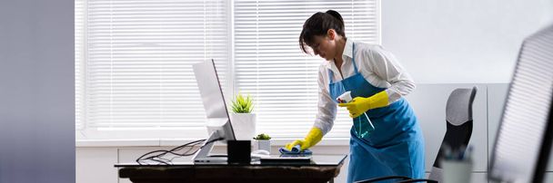 Janitor Cleaning Office Desk. Hygiene Cleaner Service - Foto, immagini