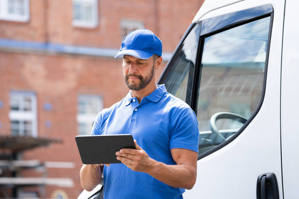 Homem de entrega perto do caminhão ou Van usando Tablet - Foto, Imagem