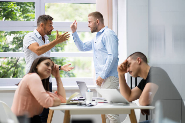Pressure At Workplace In Office. Bully Boss Conflict - Foto, immagini