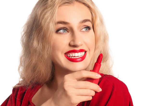 Belle jeune femme avec du rouge à lèvres sur fond blanc - Photo, image