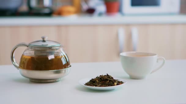Προετοιμάζοντας πρωινό με πράσινο τσάι - Πλάνα, βίντεο