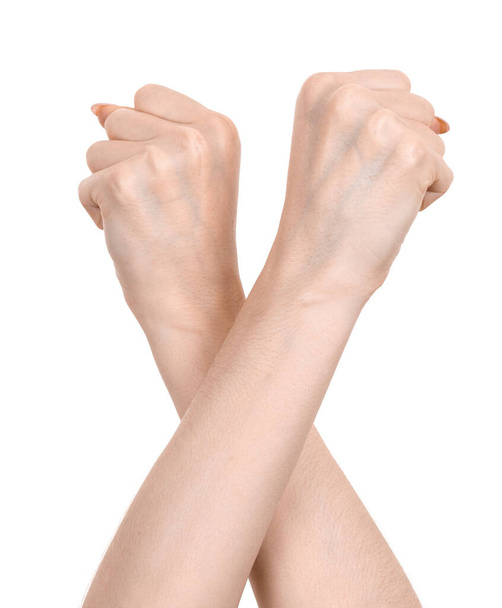 Ženské bělošské ruce izolovaly bílé pozadí a ukazovaly zaťaté pěsti. žena ruce ukazující různá gesta - Fotografie, Obrázek