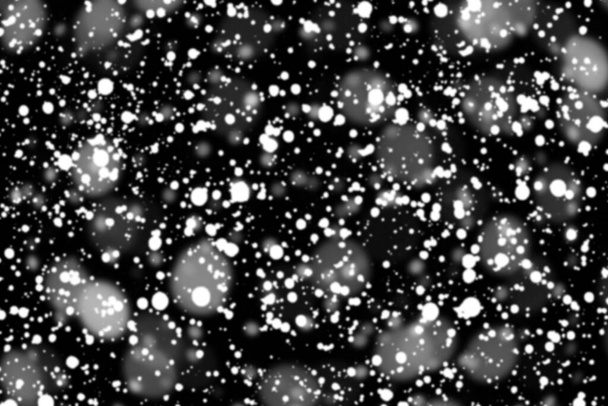 Textuur van witte sneeuw wazig bokeh geïsoleerde zwarte achtergrond. vallende sneeuw bedekt. Sterrenhemel. Zwarte vlekken op witte achtergrond, witte druppels en vlekken - Foto, afbeelding