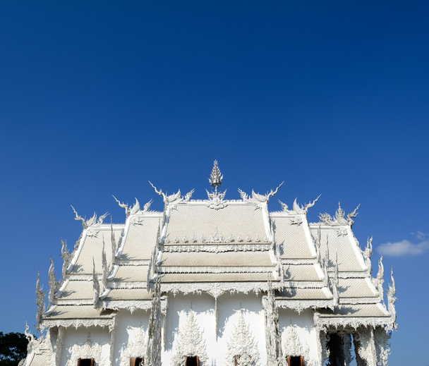 Wat Rong Khun sinisellä taivaalla
 - Valokuva, kuva