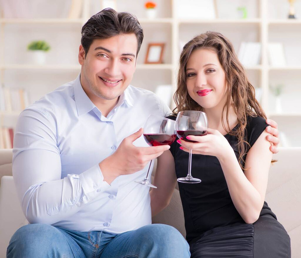 ロマンチックなコンセプトの若いペア飲料ワイン - 写真・画像