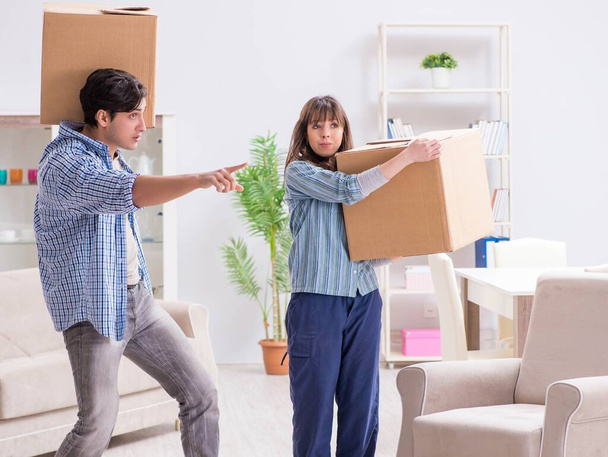 Молодая семья переезжает в новую квартиру после выплаты ипотеки - Фото, изображение