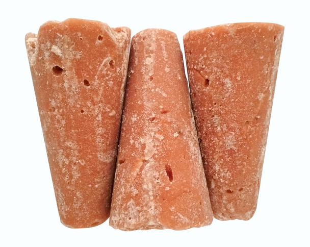 Sokeriruokokartio (piloncillo) valkoisella pohjalla - Valokuva, kuva