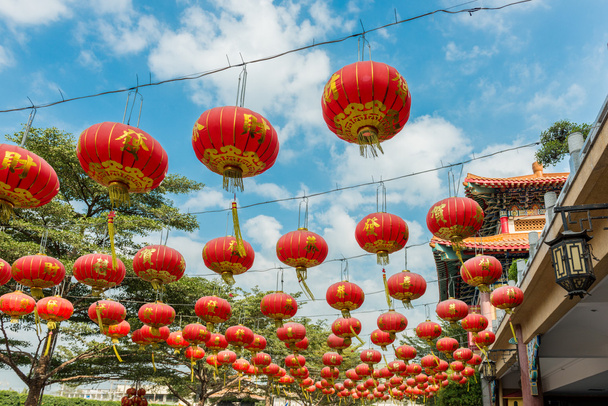 Lanternas de papel chinês contra um céu azul
 - Foto, Imagem
