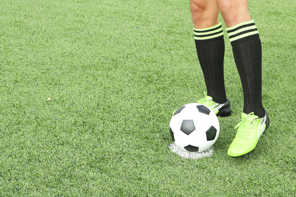 bola de futebol com pé de jogador chutando-o
 - Foto, Imagem