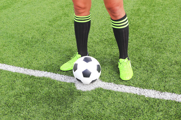 それを蹴る選手の足とサッカー ボール - 写真・画像