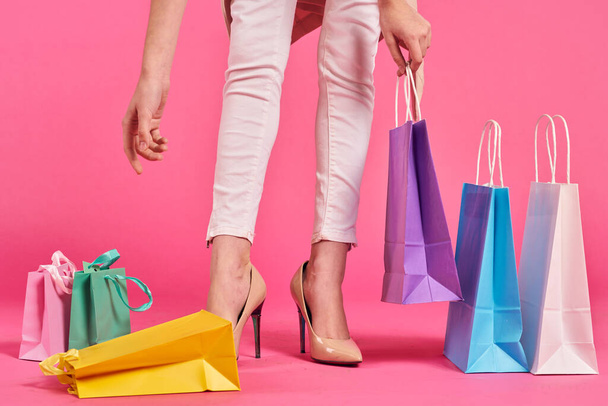 shopping bags female feet in shoes Shopaholic pink background - Foto, Bild
