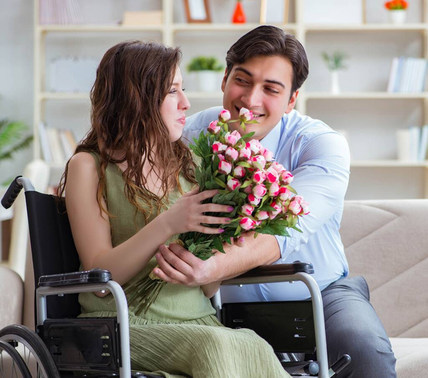 Férfiak, akik házassági ajánlatot tesznek fogyatékkal élő, kerekesszékes nőnek - Fotó, kép
