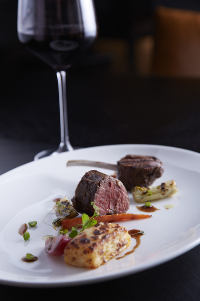 Lamp steak with red wine - Foto, afbeelding
