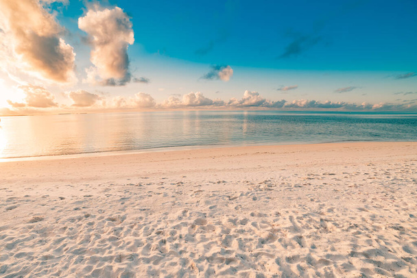 Verbazingwekkende brede hoek strand landschap. Wolken en zacht zonlicht. Vreedzaam en rustig zeegezicht, zand, zee en lucht.  - Foto, afbeelding