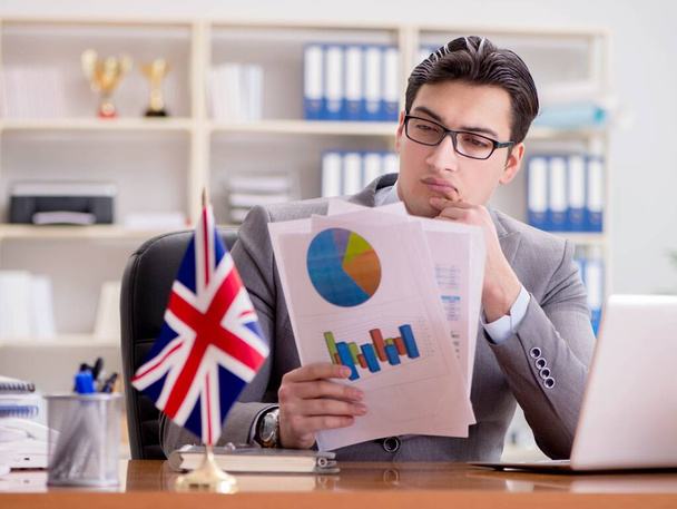 Επιχειρηματίας με βρετανική σημαία στο γραφείο - Φωτογραφία, εικόνα