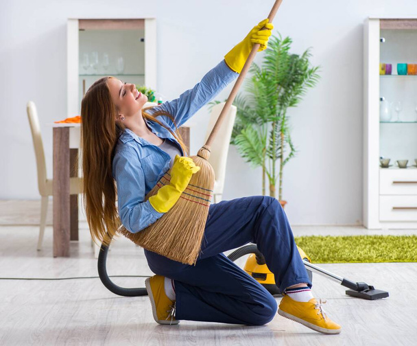 Mladá žena úklid podlahy doma dělá domácí práce - Fotografie, Obrázek