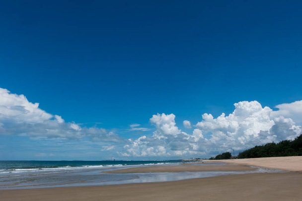 pequeña ola en la sucia playa tranquila en Tailandia - Foto, imagen