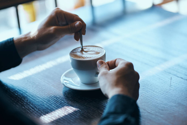 café restaurante mesa manos masculinas taza de café modelo - Foto, imagen