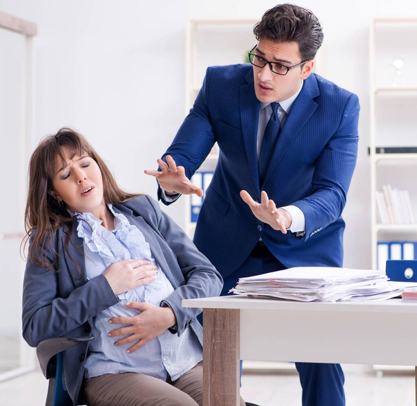 Těhotná žena bojuje v kanceláři a dostat kolegu on - Fotografie, Obrázek