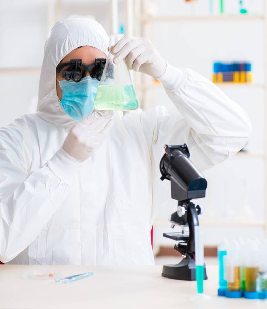 Joven científico químico trabajando en laboratorio - Foto, Imagen